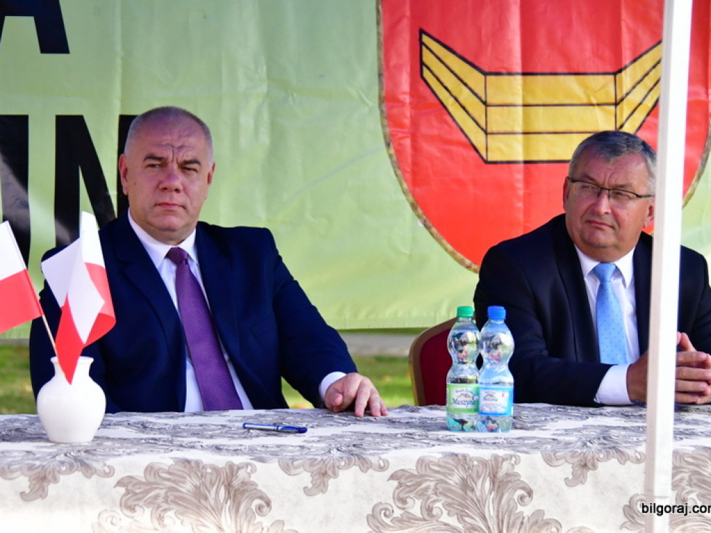 Samorządowcy odebrali symboliczne czeki na inwestycje drogowe (FOTO)
