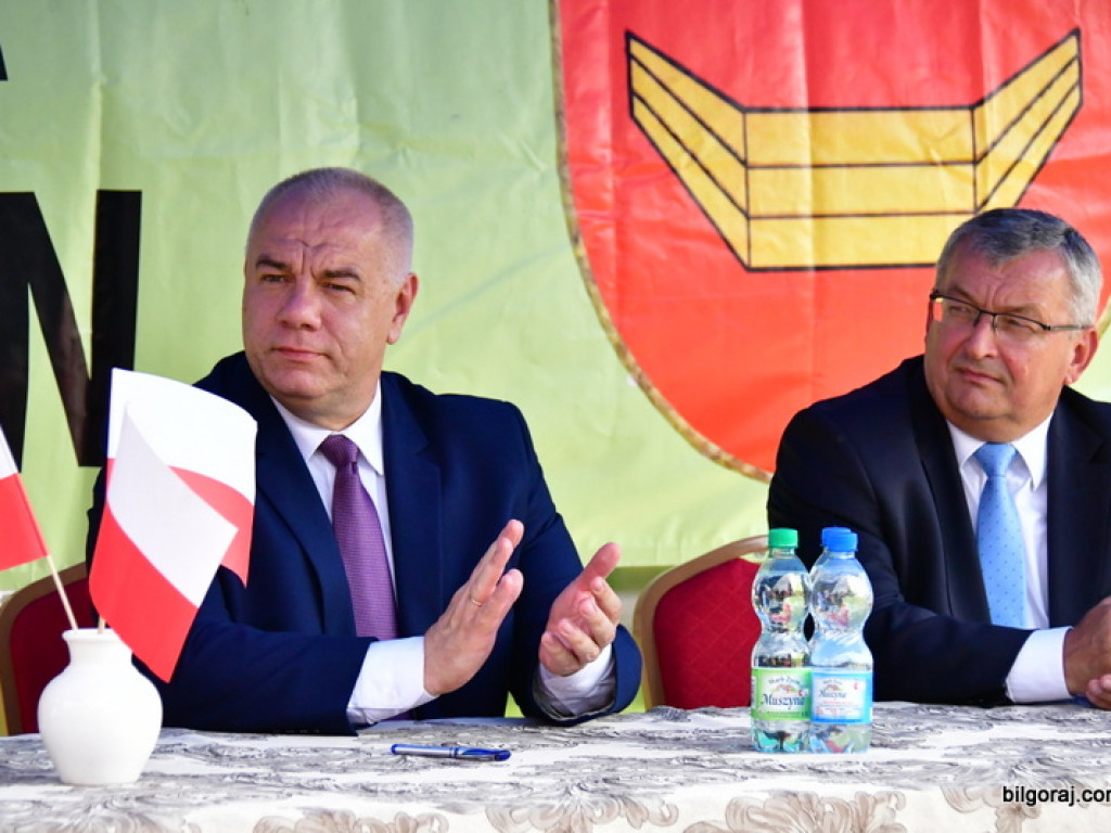 Samorządowcy odebrali symboliczne czeki na inwestycje drogowe (FOTO)