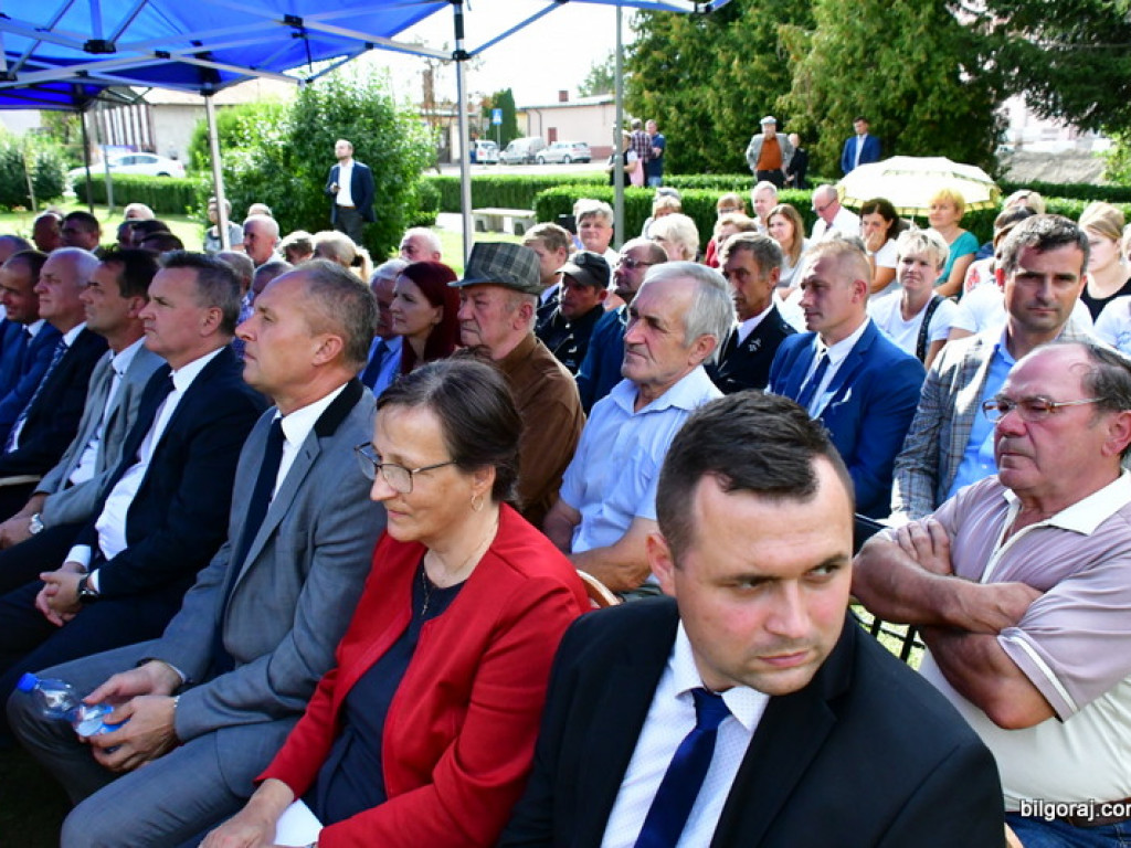 Samorządowcy odebrali symboliczne czeki na inwestycje drogowe (FOTO)