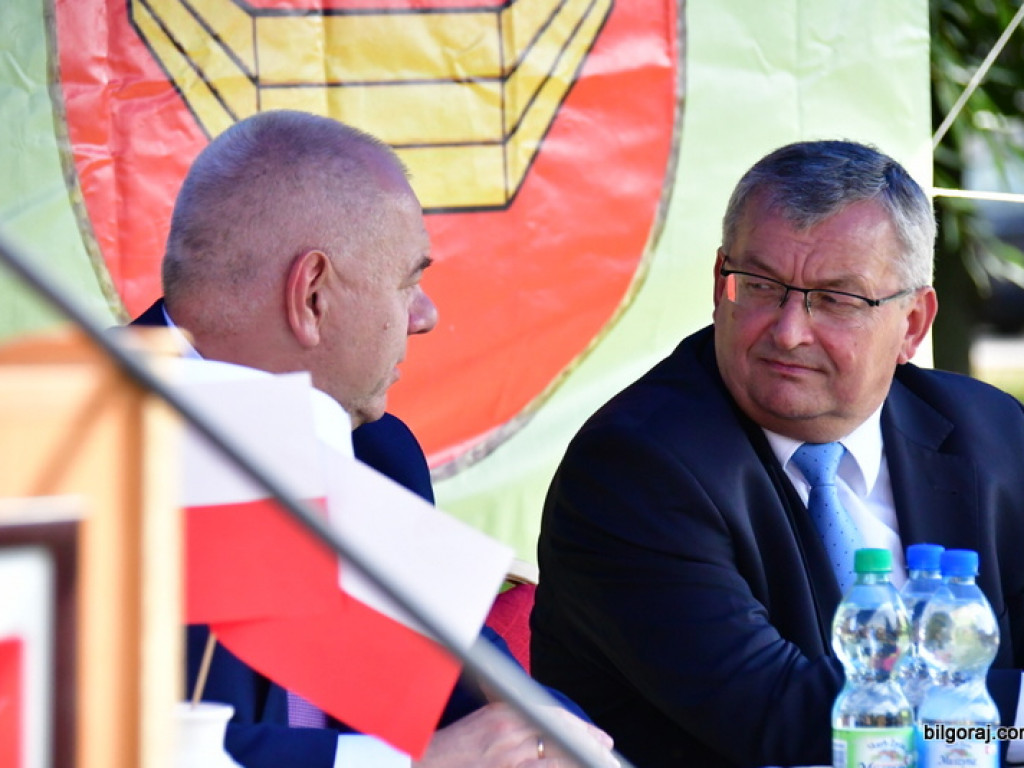 Samorządowcy odebrali symboliczne czeki na inwestycje drogowe (FOTO)