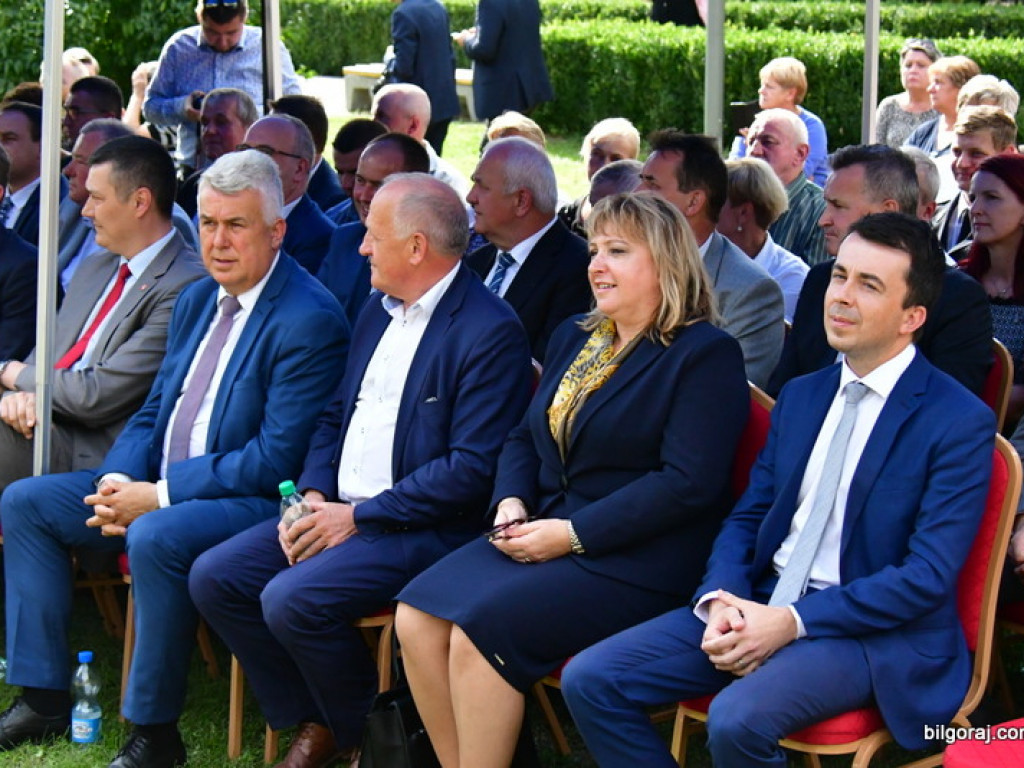 Samorządowcy odebrali symboliczne czeki na inwestycje drogowe (FOTO)