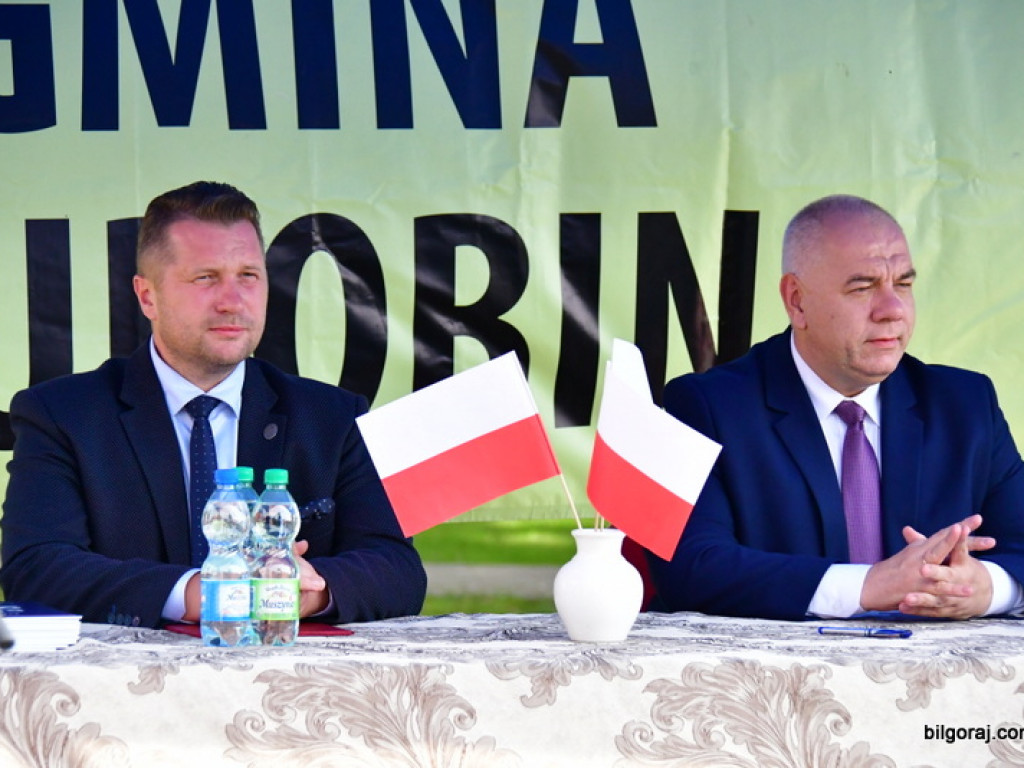 Samorządowcy odebrali symboliczne czeki na inwestycje drogowe (FOTO)
