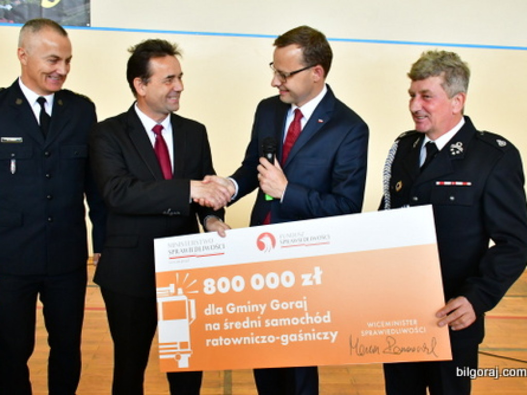 Czeki na nowe samochody dla jednostek OSP (FOTO)