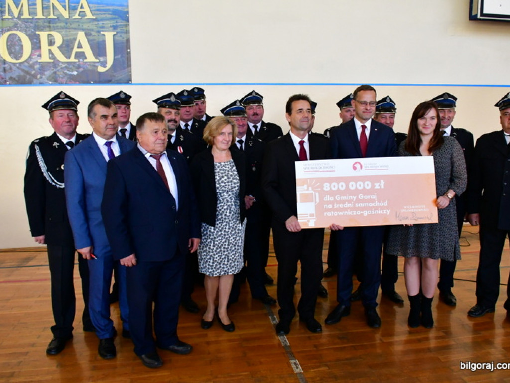 Czeki na nowe samochody dla jednostek OSP (FOTO)