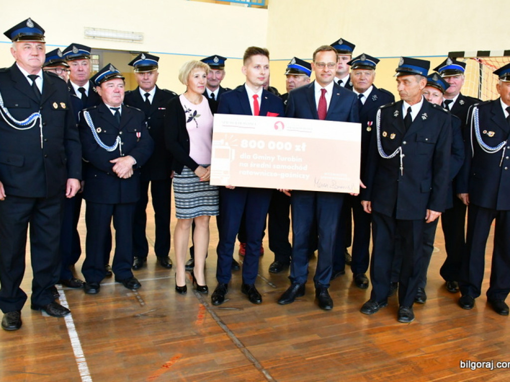Czeki na nowe samochody dla jednostek OSP (FOTO)