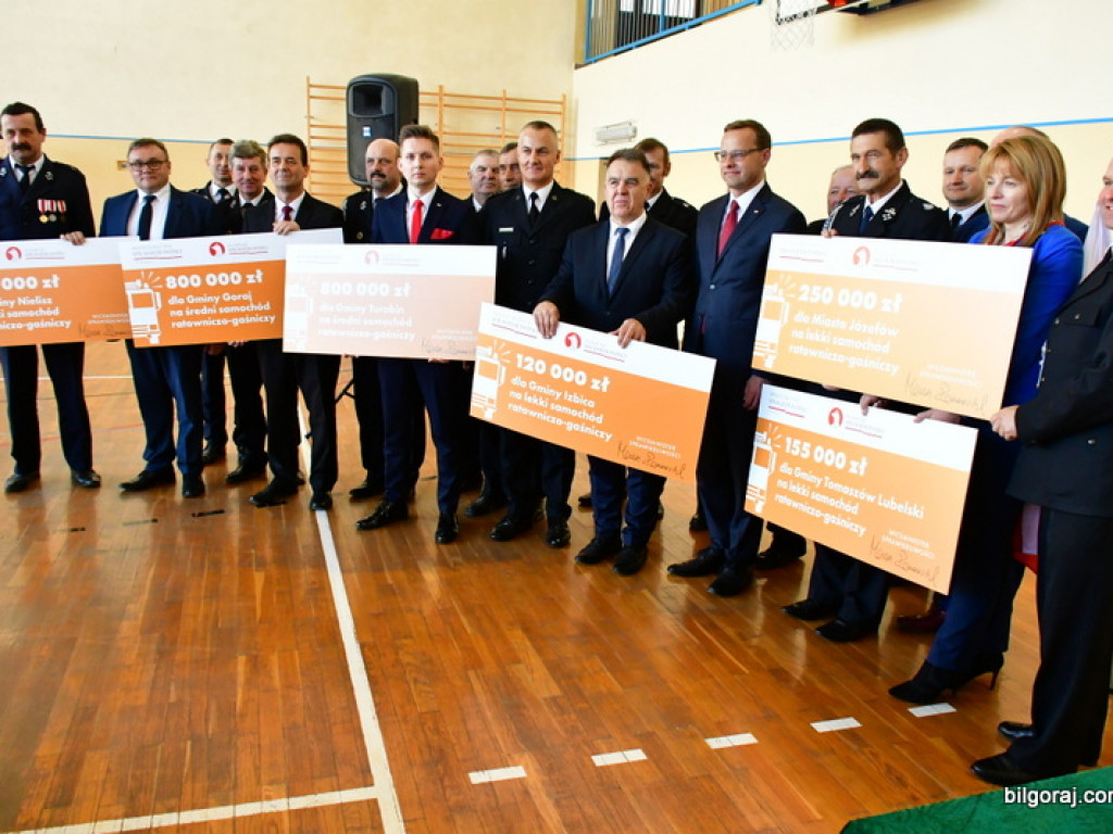 Czeki na nowe samochody dla jednostek OSP (FOTO)