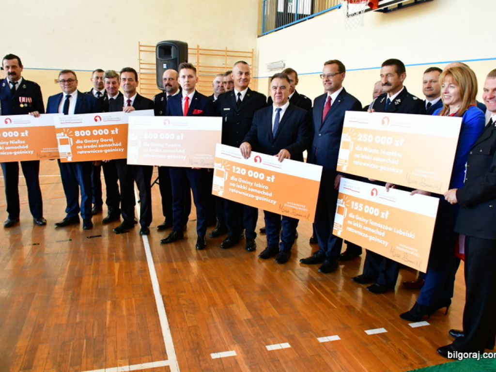 Czeki na nowe samochody dla jednostek OSP (FOTO)