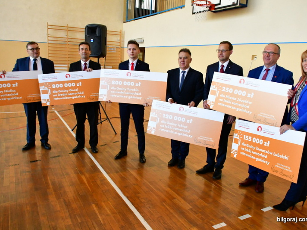 Czeki na nowe samochody dla jednostek OSP (FOTO)