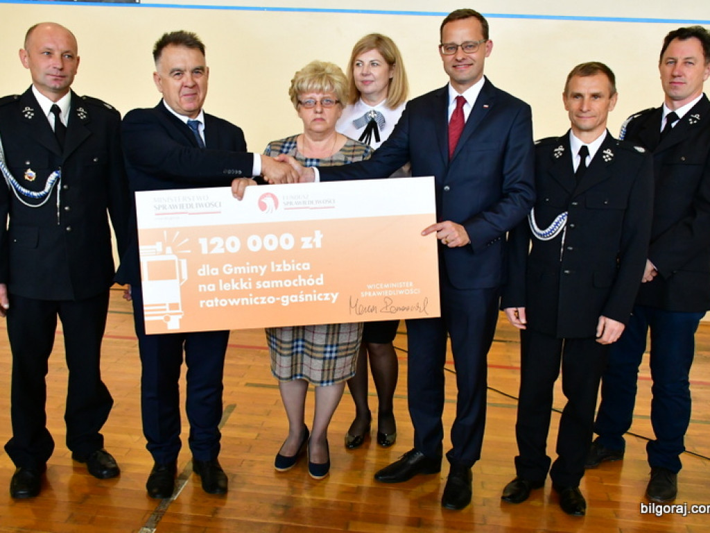 Czeki na nowe samochody dla jednostek OSP (FOTO)