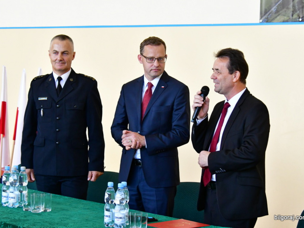Czeki na nowe samochody dla jednostek OSP (FOTO)