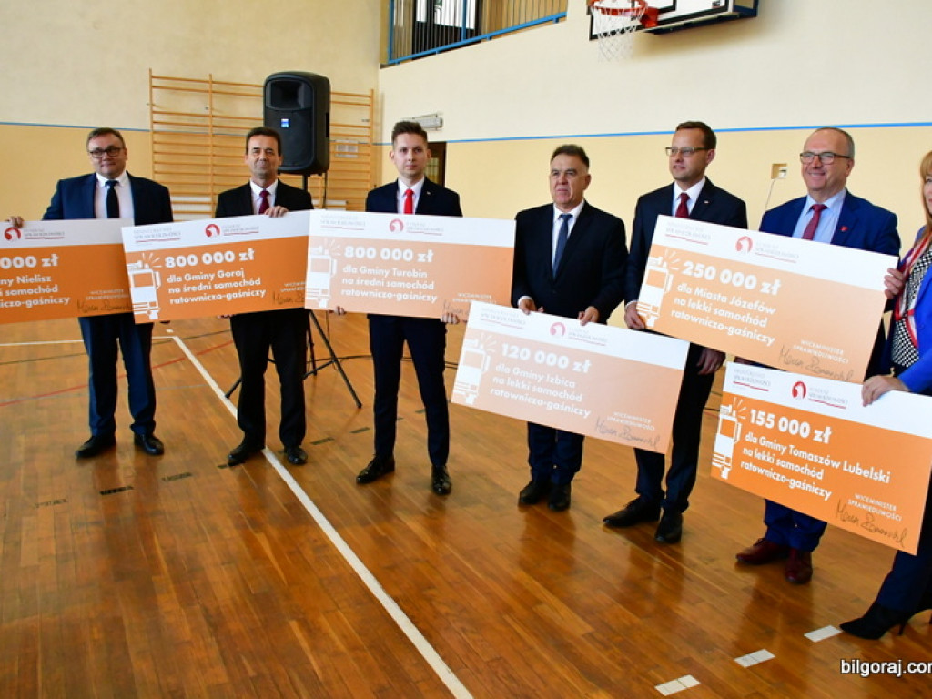 Czeki na nowe samochody dla jednostek OSP (FOTO)