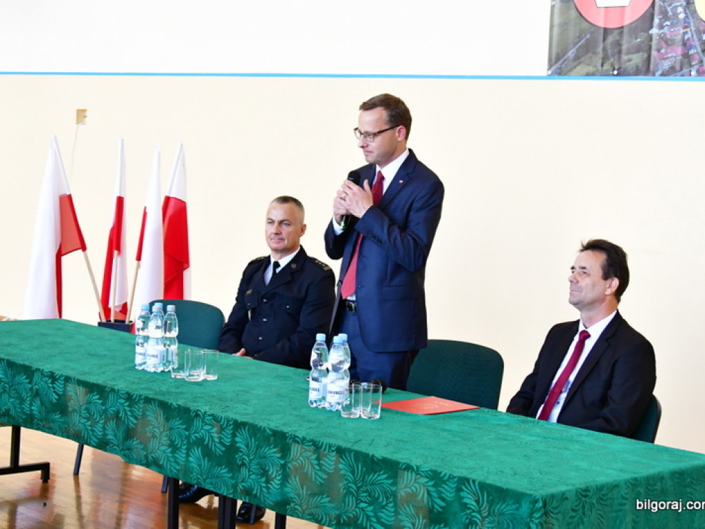 Czeki na nowe samochody dla jednostek OSP (FOTO)