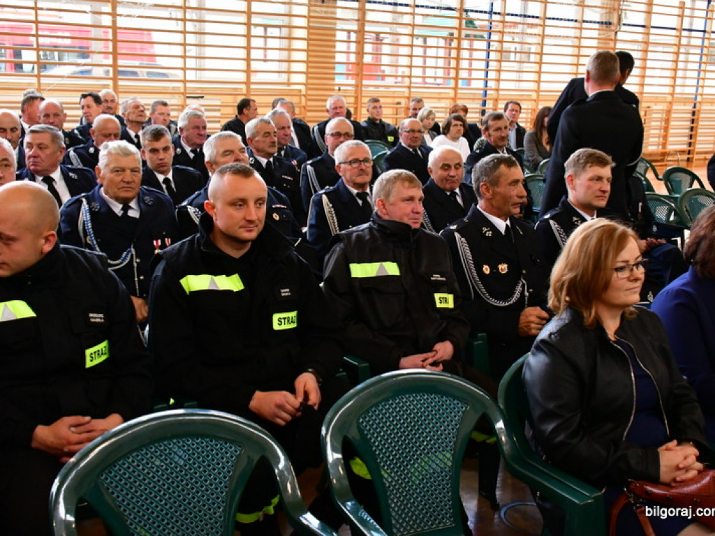 Czeki na nowe samochody dla jednostek OSP (FOTO)