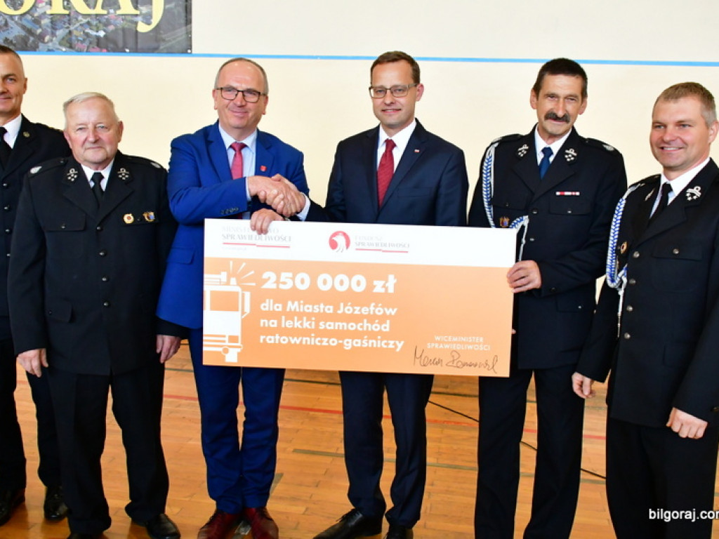 Czeki na nowe samochody dla jednostek OSP (FOTO)