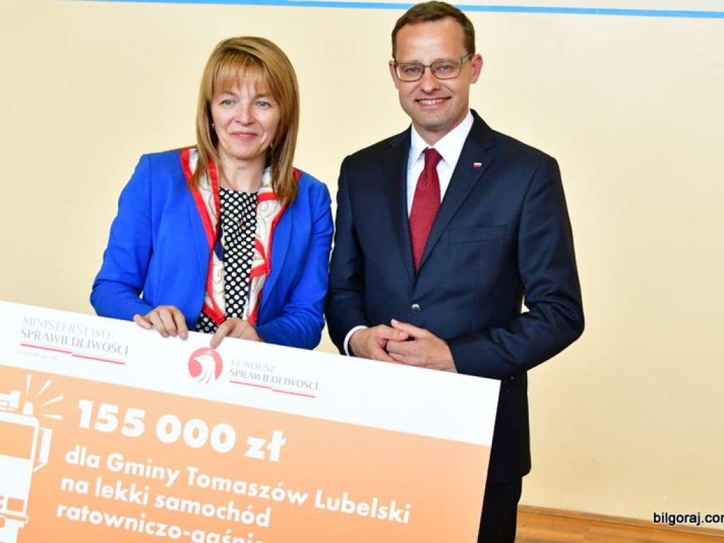 Czeki na nowe samochody dla jednostek OSP (FOTO)