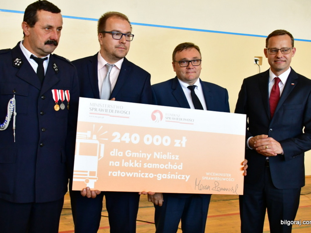 Czeki na nowe samochody dla jednostek OSP (FOTO)
