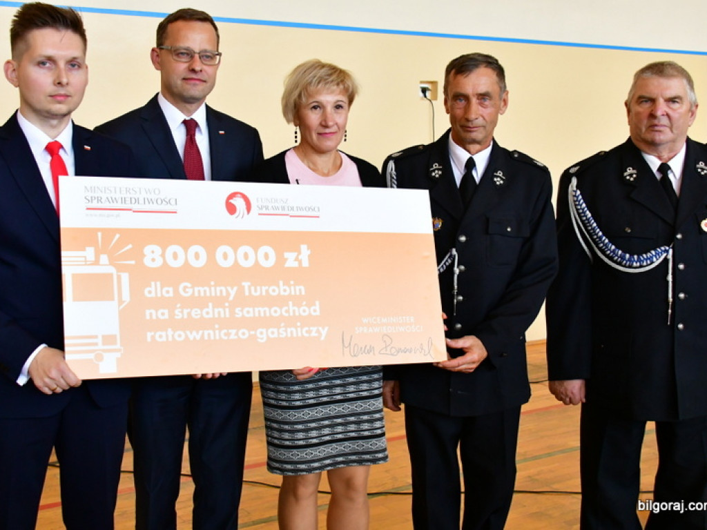 Czeki na nowe samochody dla jednostek OSP (FOTO)