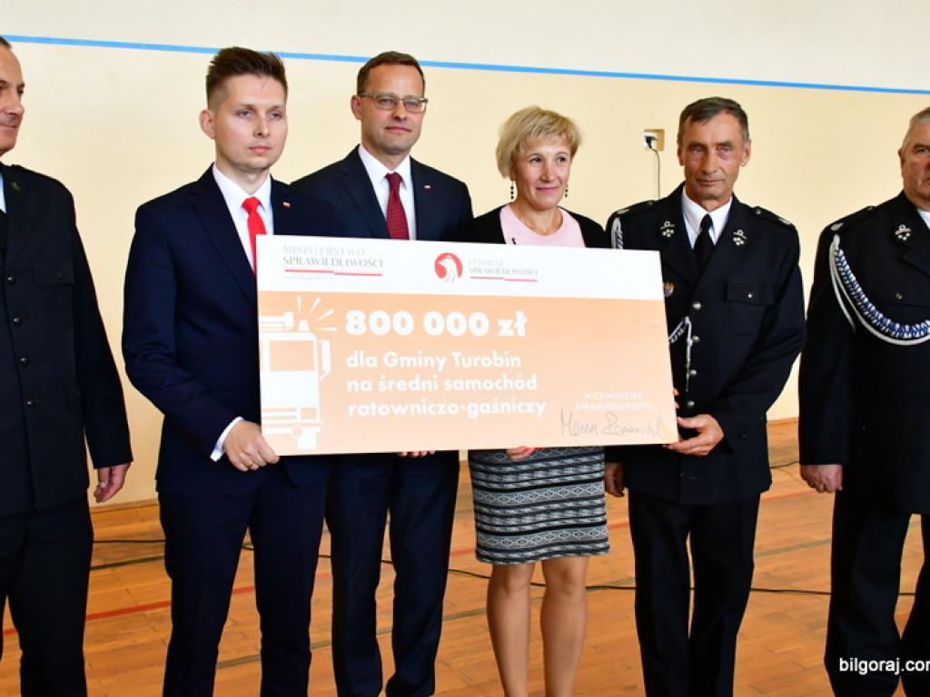Czeki na nowe samochody dla jednostek OSP (FOTO)