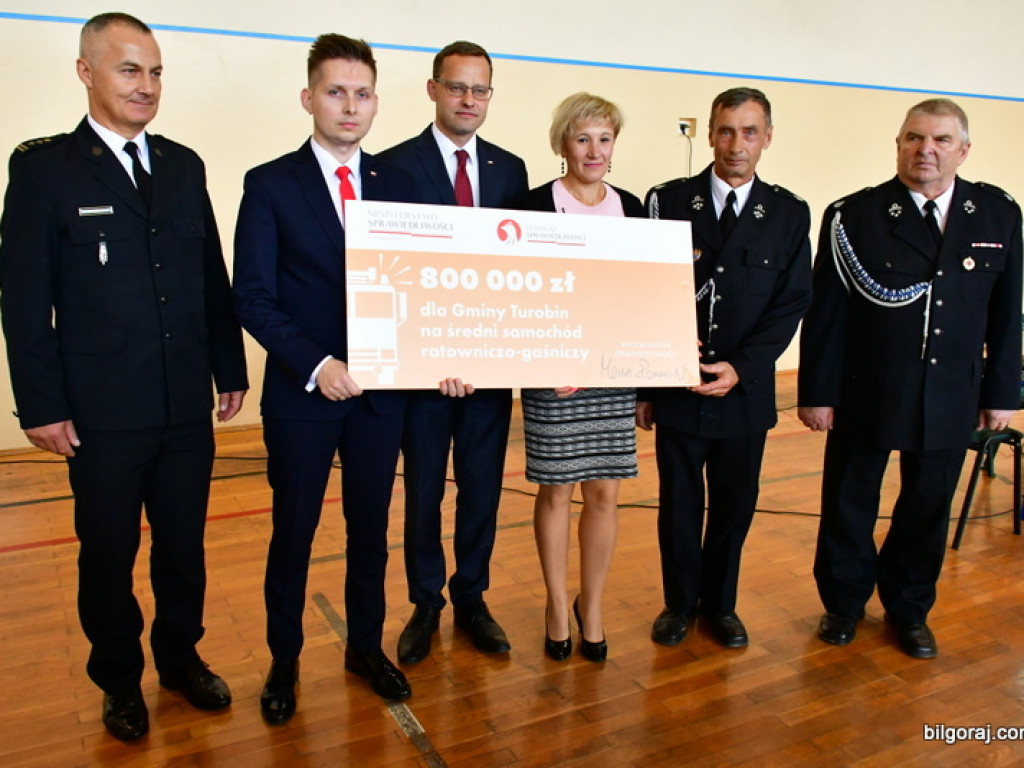 Czeki na nowe samochody dla jednostek OSP (FOTO)