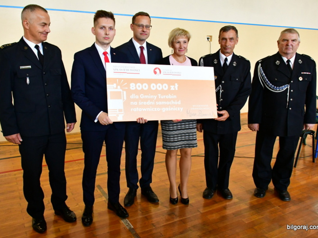 Czeki na nowe samochody dla jednostek OSP (FOTO)