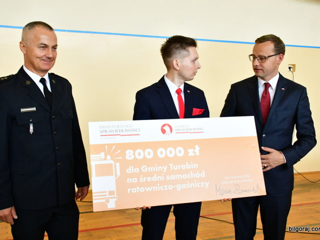Czeki na nowe samochody dla jednostek OSP (FOTO)