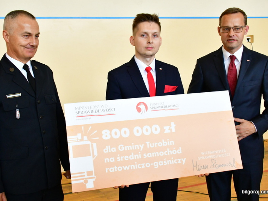 Czeki na nowe samochody dla jednostek OSP (FOTO)