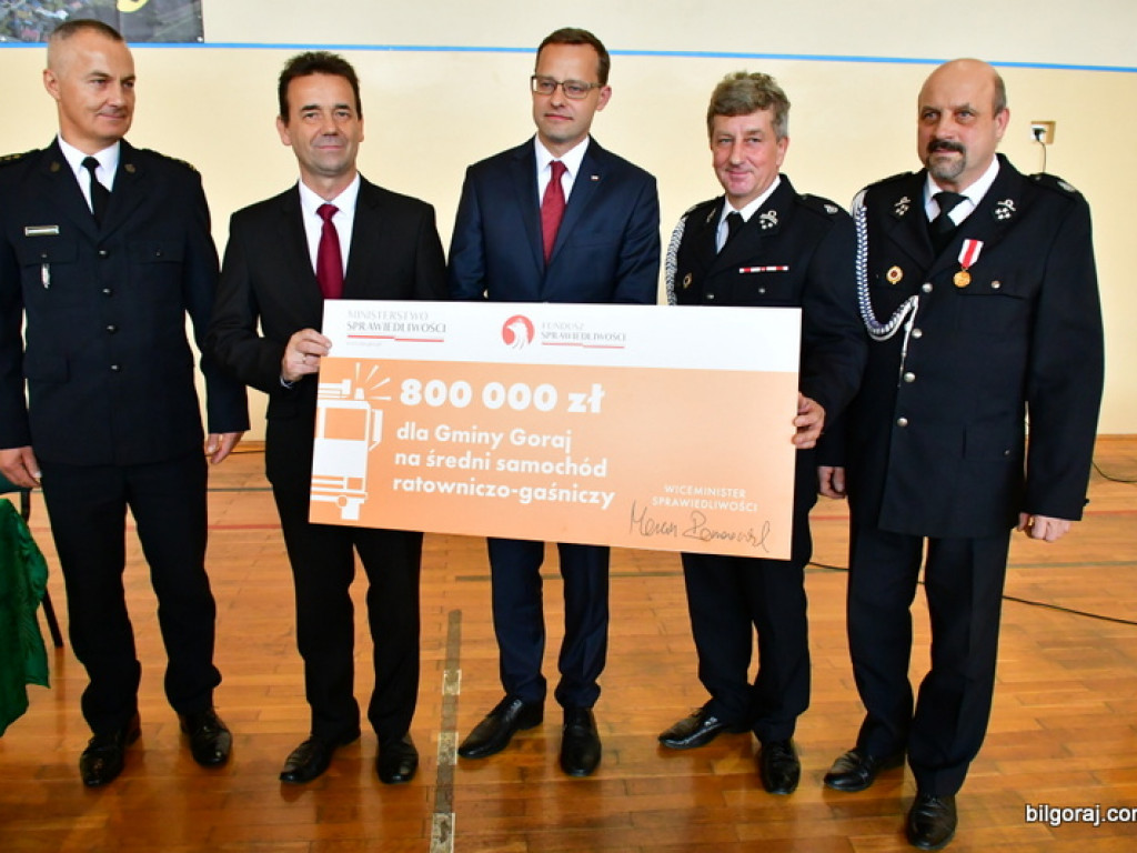 Czeki na nowe samochody dla jednostek OSP (FOTO)