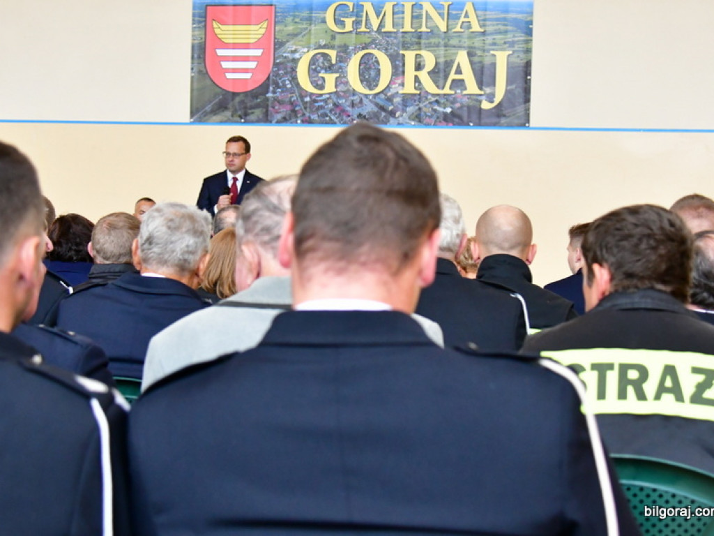 Czeki na nowe samochody dla jednostek OSP (FOTO)