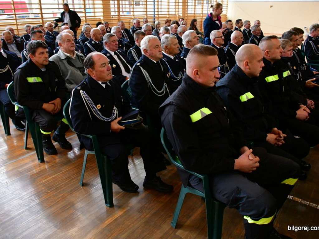 Czeki na nowe samochody dla jednostek OSP (FOTO)