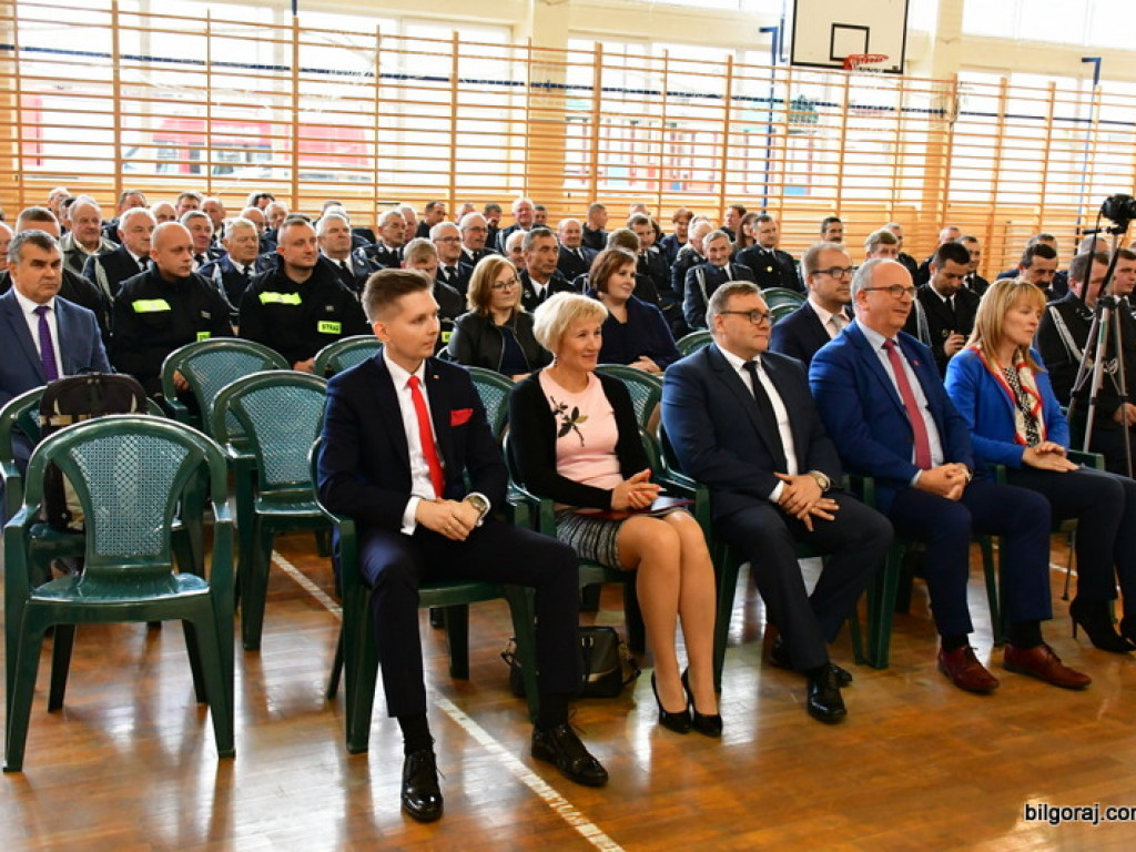 Czeki na nowe samochody dla jednostek OSP (FOTO)
