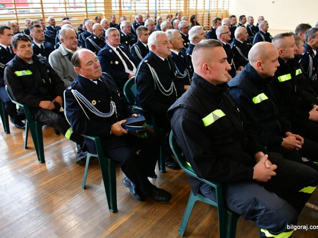 Czeki na nowe samochody dla jednostek OSP (FOTO)
