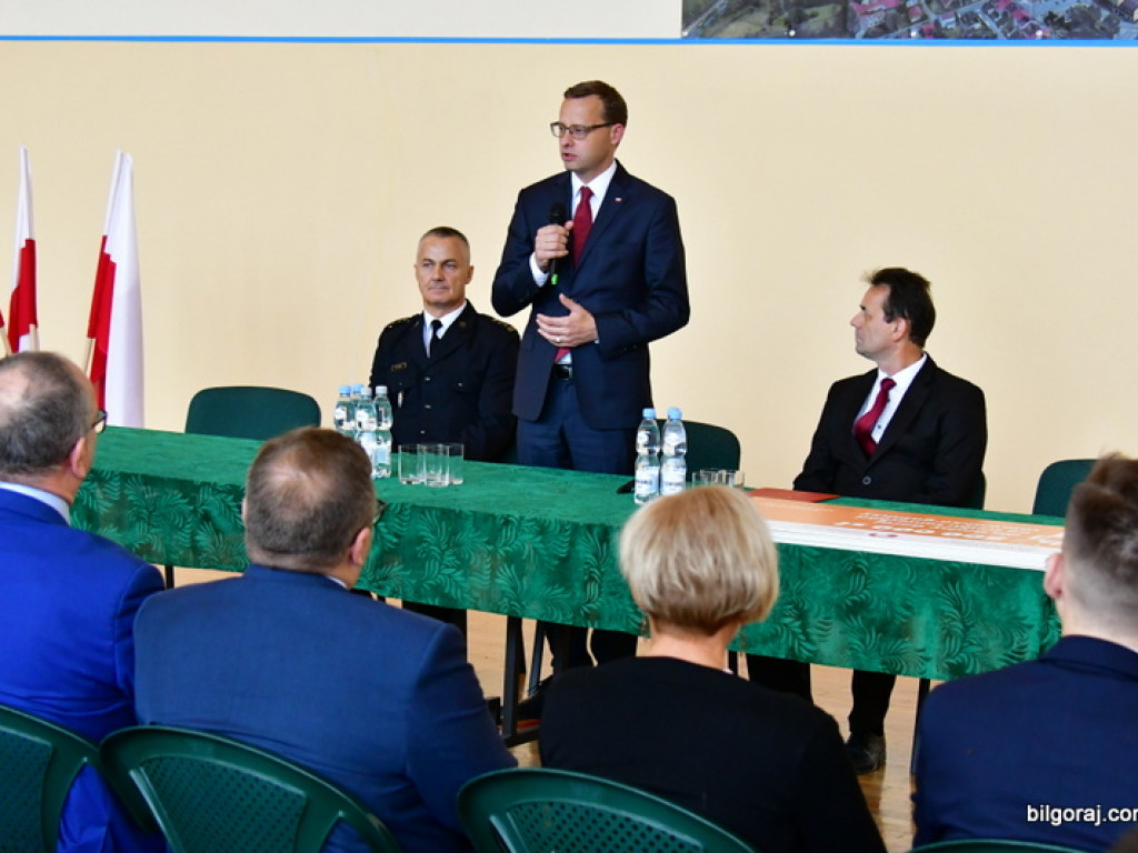 Czeki na nowe samochody dla jednostek OSP (FOTO)