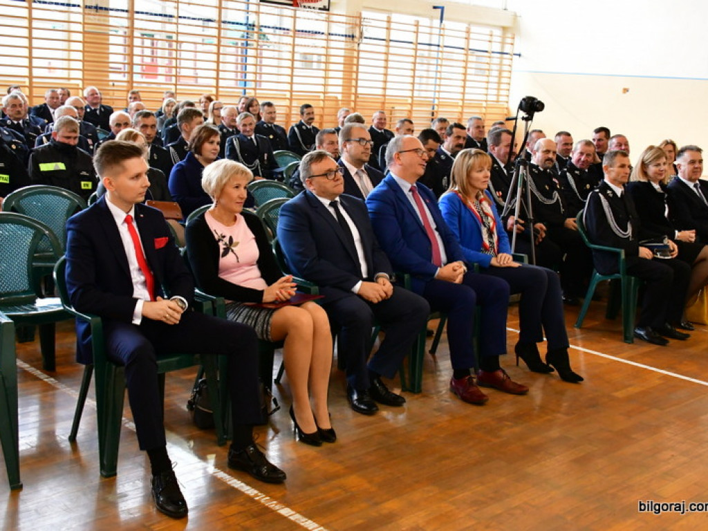 Czeki na nowe samochody dla jednostek OSP (FOTO)