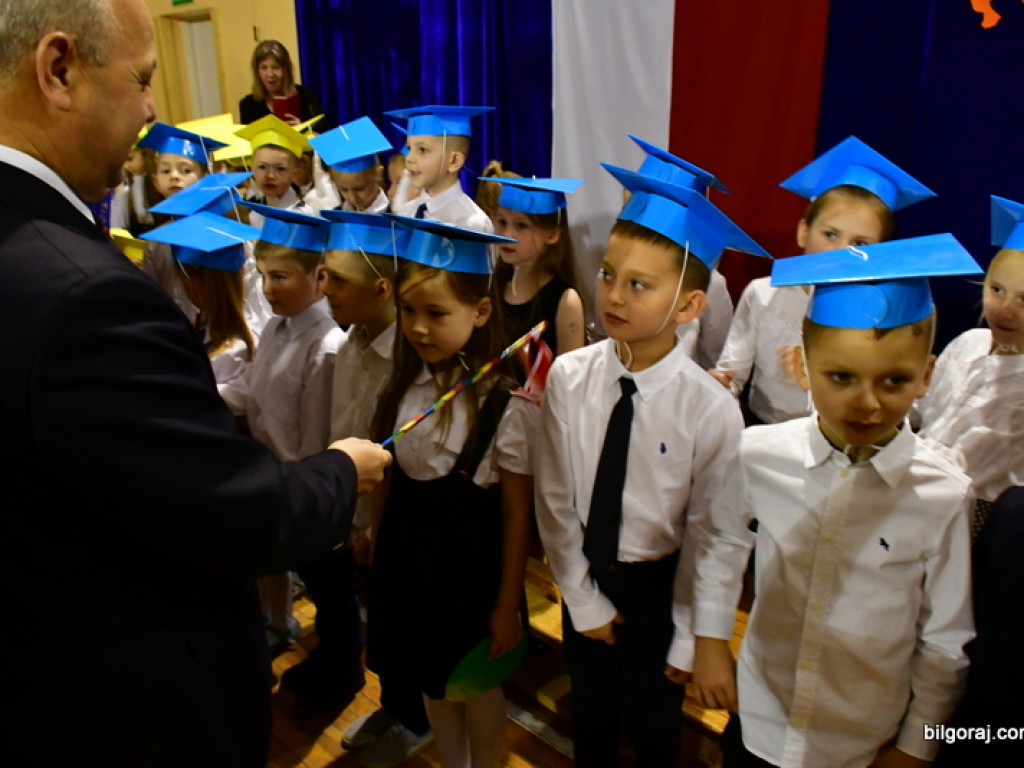 Ślubowanie klas I w Szkole Podstawowej Nr 3 z Oddziałami Integracyjnymi w Biłgoraju (FOTO)