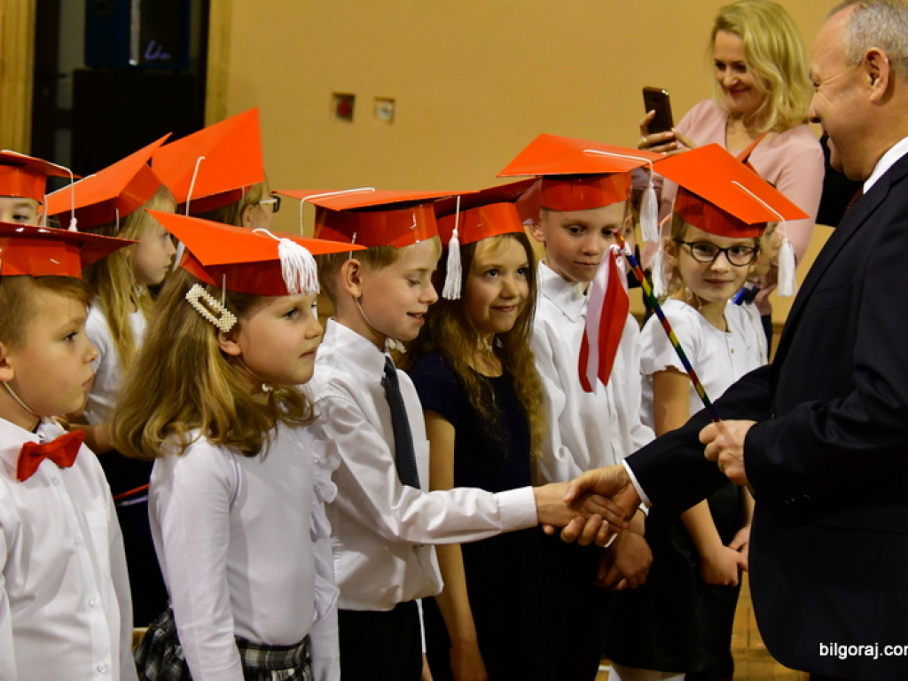 Ślubowanie klas I w Szkole Podstawowej Nr 3 z Oddziałami Integracyjnymi w Biłgoraju (FOTO)
