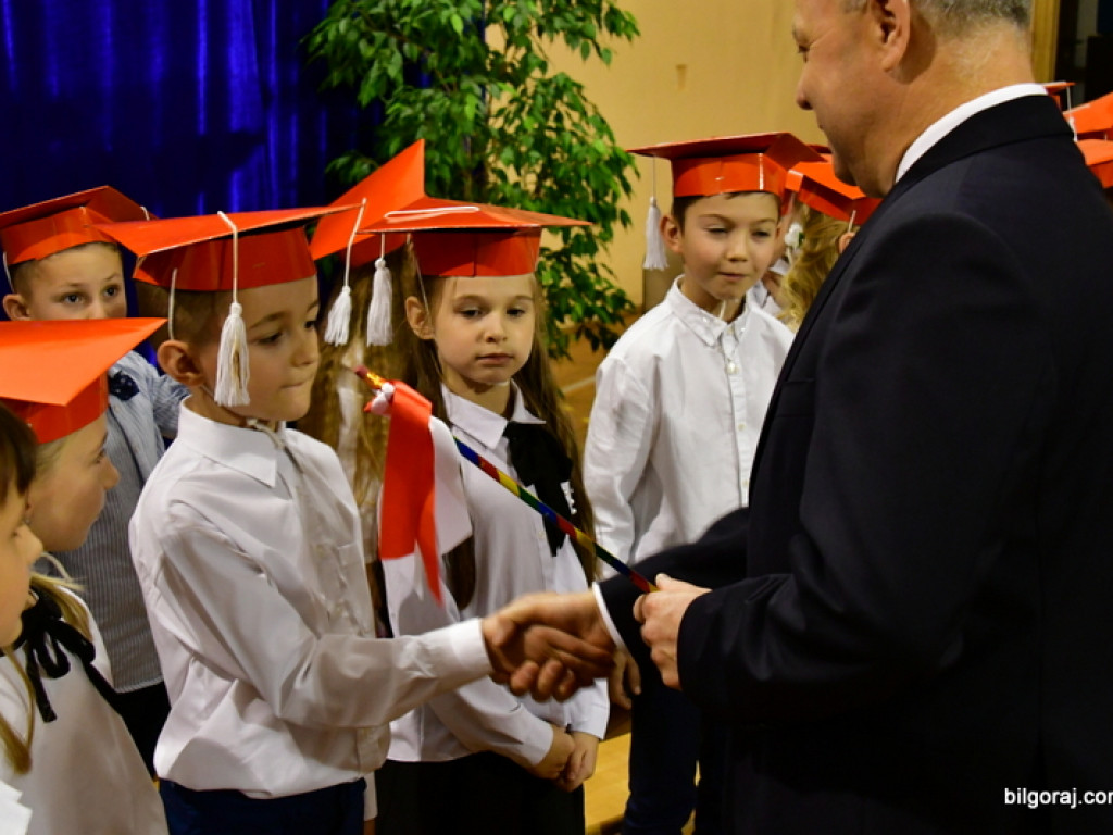 Ślubowanie klas I w Szkole Podstawowej Nr 3 z Oddziałami Integracyjnymi w Biłgoraju (FOTO)