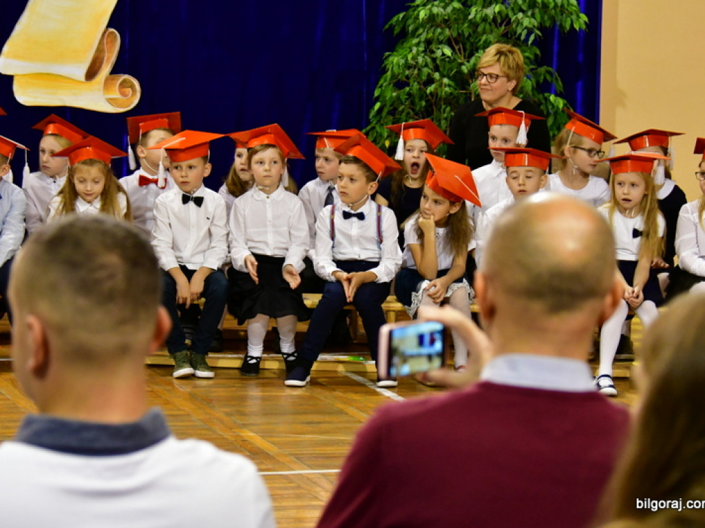 Ślubowanie klas I w Szkole Podstawowej Nr 3 z Oddziałami Integracyjnymi w Biłgoraju (FOTO)