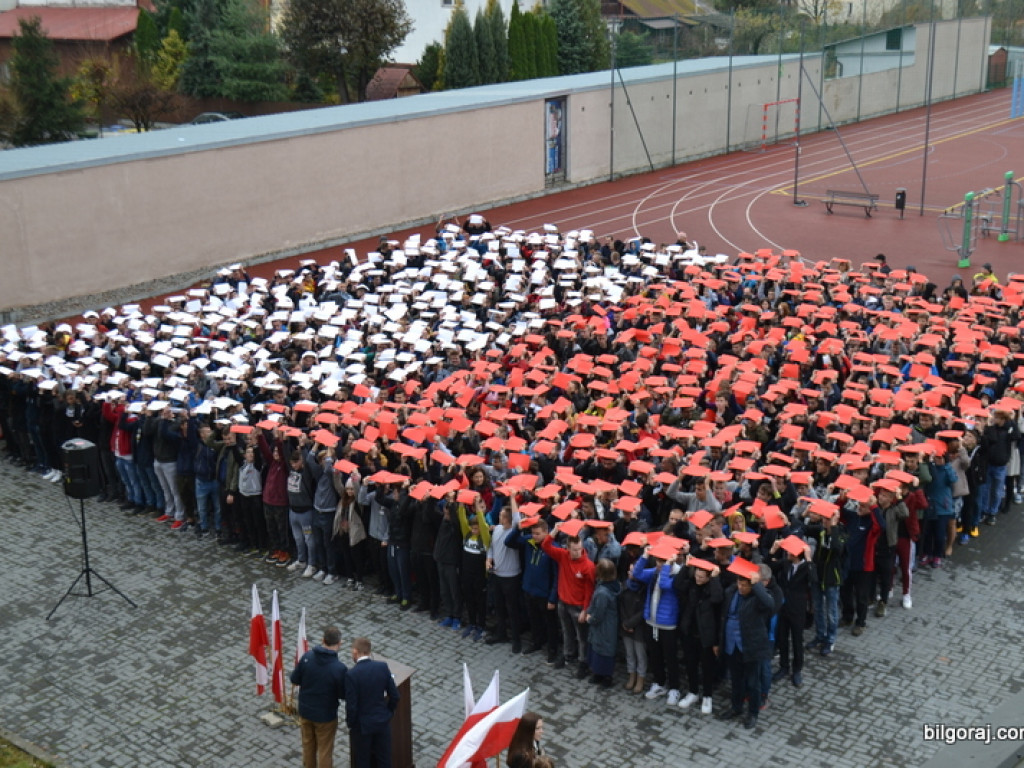 Szkoła do hymnu - RCEZ (FOTO, VIDEO)
