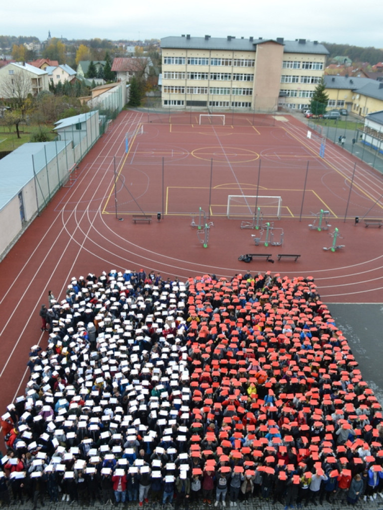 Szkoła do hymnu - RCEZ (FOTO, VIDEO)