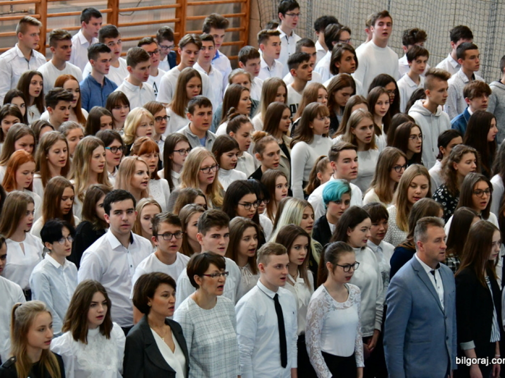 Szkoła do hymnu - I LO im. ONZ (FOTO, VIDEO)
