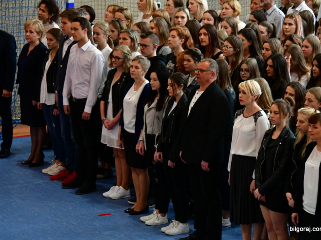Szkoła do hymnu - I LO im. ONZ (FOTO, VIDEO)