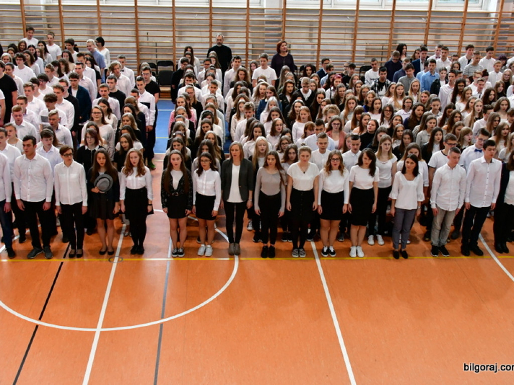 Szkoła do hymnu - I LO im. ONZ (FOTO, VIDEO)