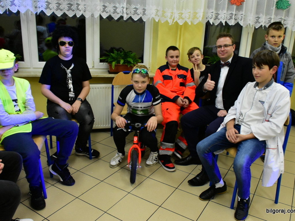 Andrzejki OAZY. Dobra zabawa i pomoc dzieciom z Domu Dziecka (FOTO)