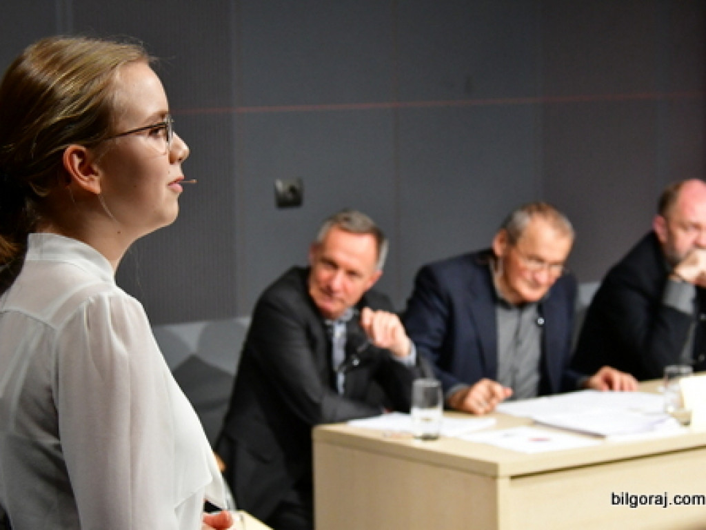 Debaty oksfordzkie. Biłgorajska młodzież spierała się w dyskusji na argumenty (FOTO)