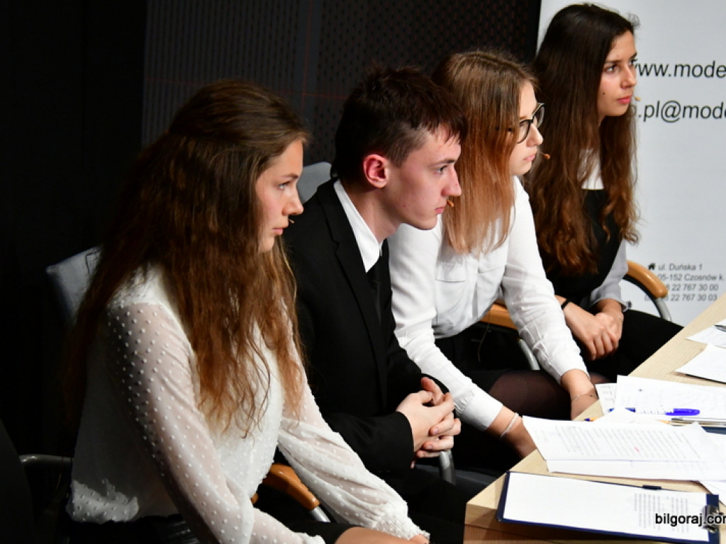Debaty oksfordzkie. Biłgorajska młodzież spierała się w dyskusji na argumenty (FOTO)
