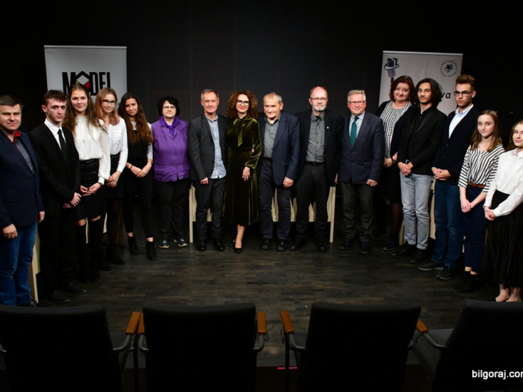 Debaty oksfordzkie. Biłgorajska młodzież spierała się w dyskusji na argumenty (FOTO)