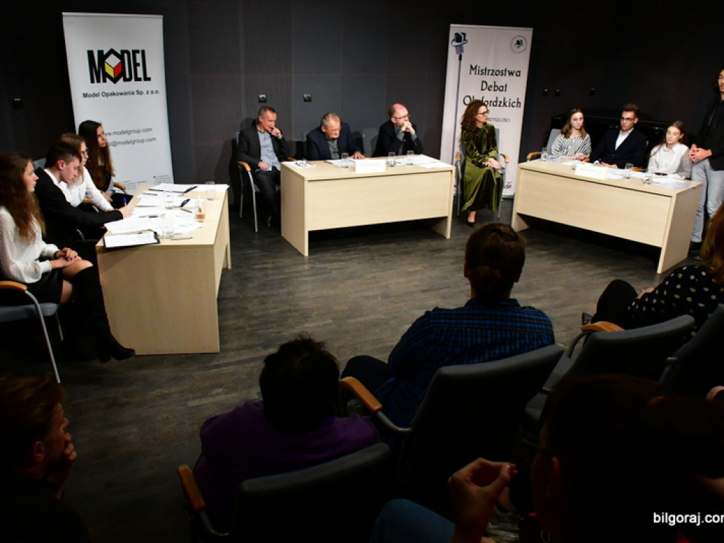 Debaty oksfordzkie. Biłgorajska młodzież spierała się w dyskusji na argumenty (FOTO)