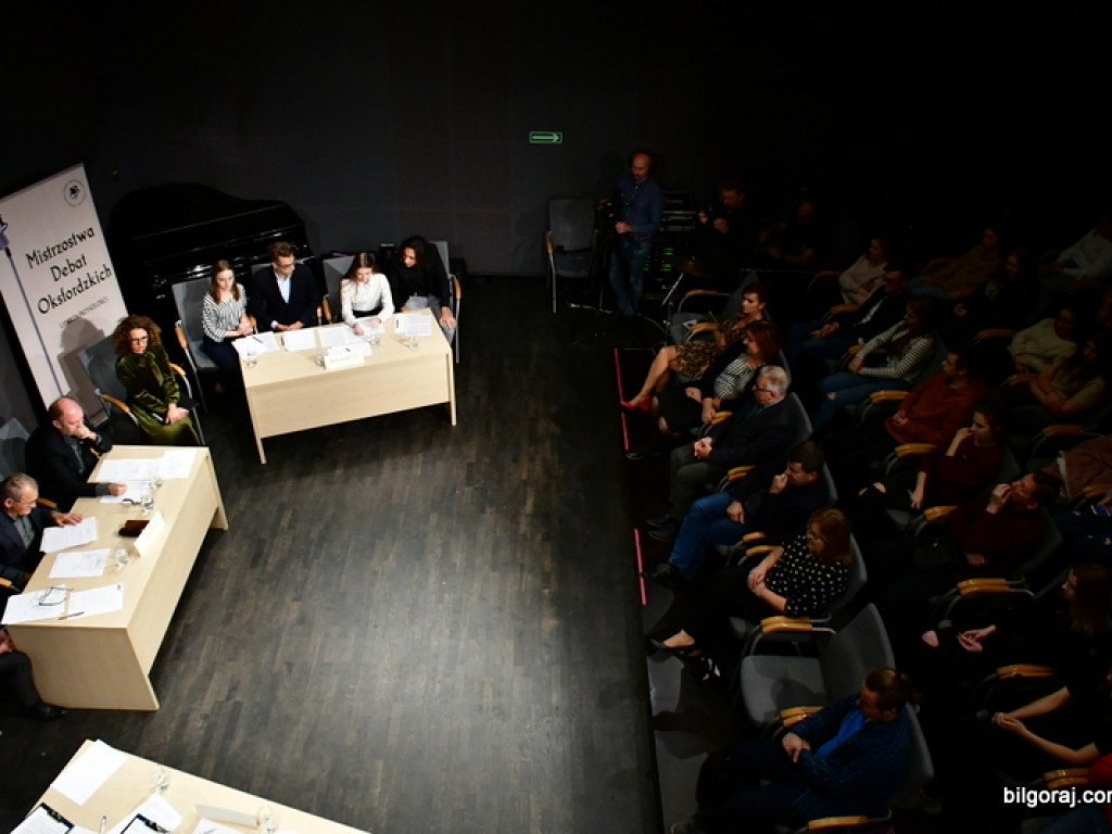 Debaty oksfordzkie. Biłgorajska młodzież spierała się w dyskusji na argumenty (FOTO)