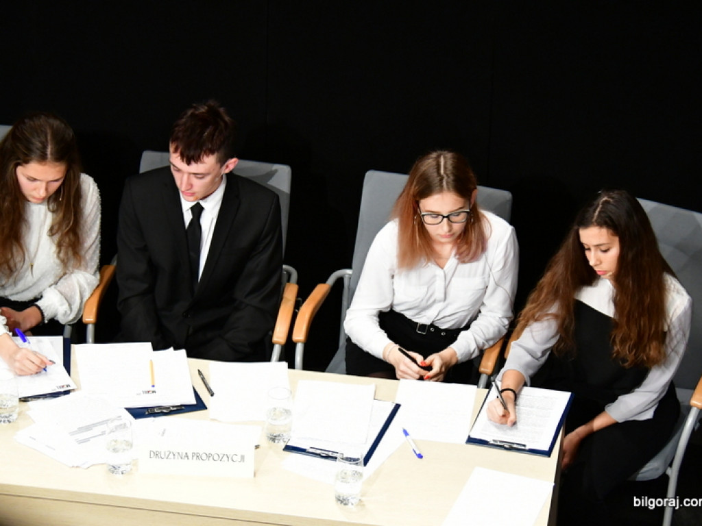 Debaty oksfordzkie. Biłgorajska młodzież spierała się w dyskusji na argumenty (FOTO)