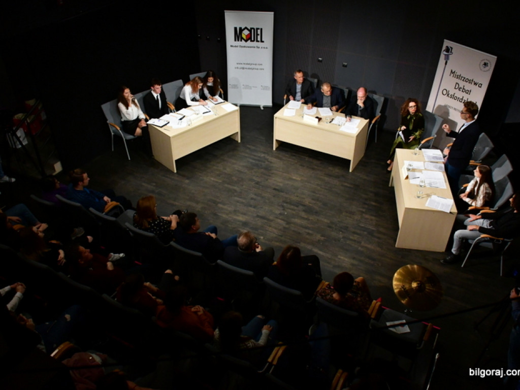 Debaty oksfordzkie. Biłgorajska młodzież spierała się w dyskusji na argumenty (FOTO)